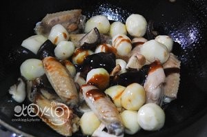 健康养生佳品小芋头烧鸡翅的做法