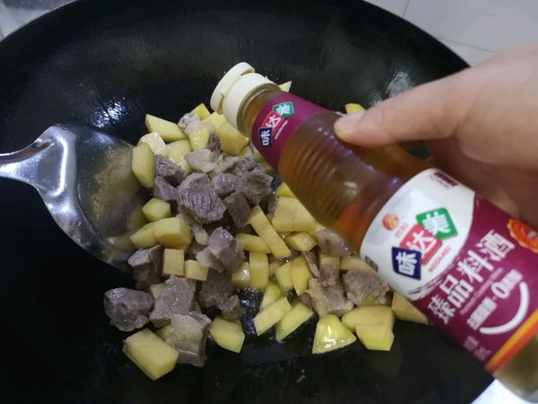 土豆胡萝卜牛肉焖饭