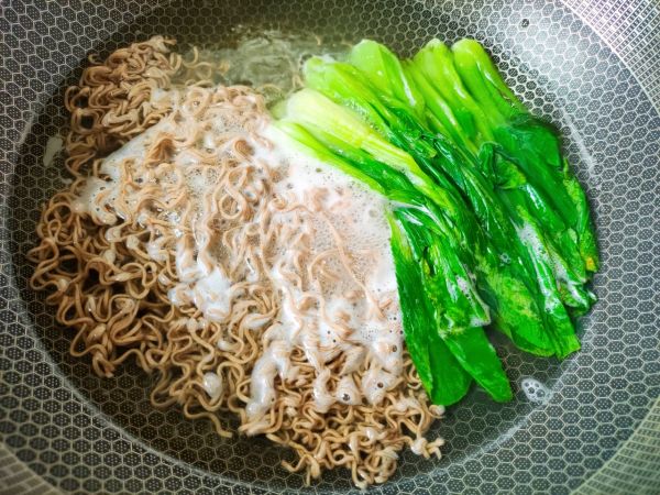 捞汁虾尾荞麦面