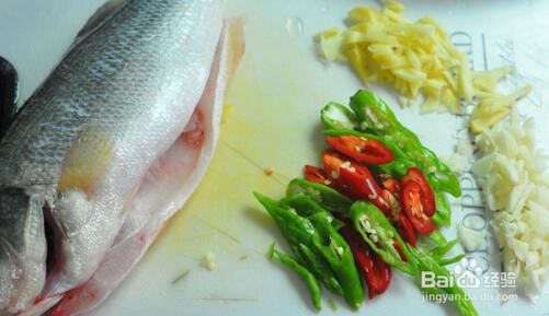 家常红油蒸鲈鱼