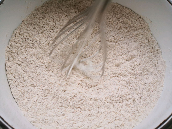 黑全麦松饼配蔓越莓果酱