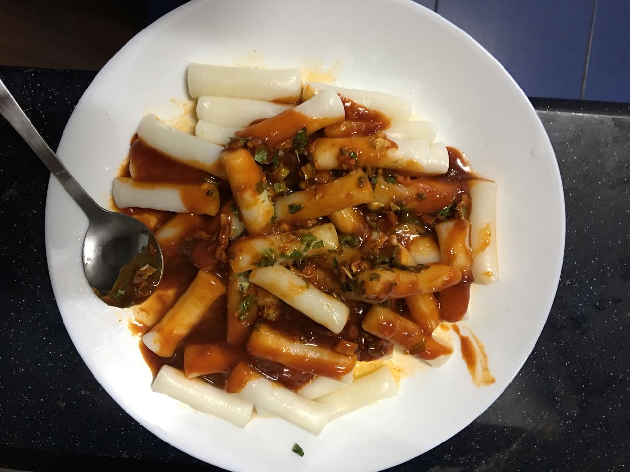 微波炉与便利店炒年糕的做法，看完你就知道了！