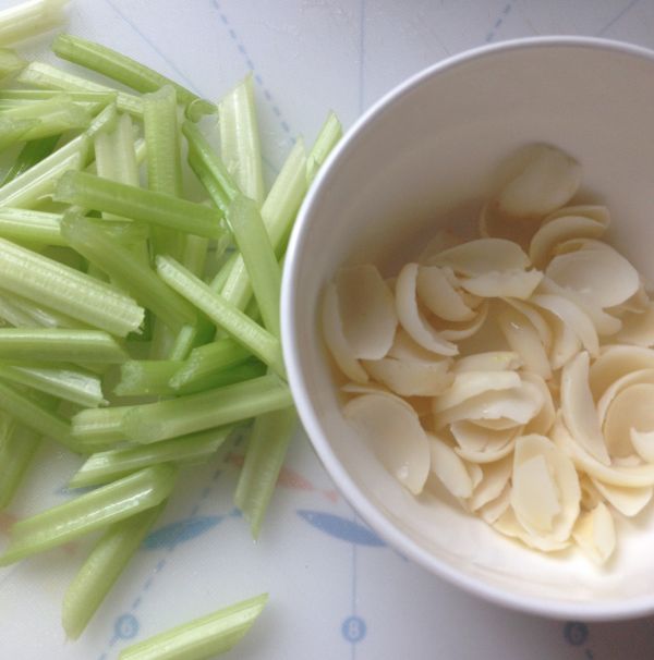 百合腰果炒芹菜