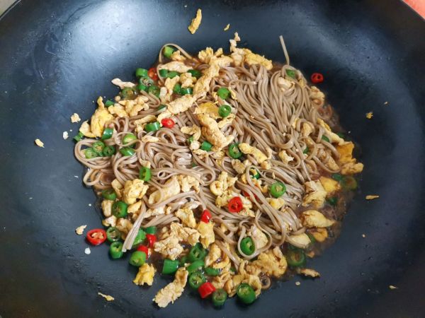 鸡蛋酱拌荞麦面