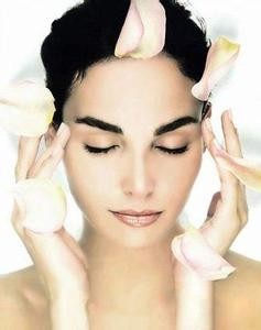 常做几个小动作,可使脸上减少或不生皱纹