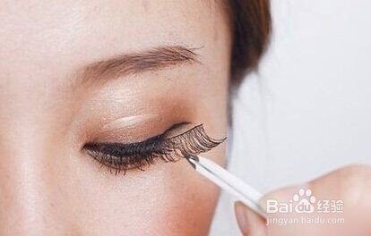 女生的假睫毛怎么沾和如何选择