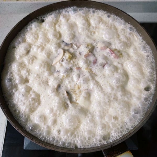 奶油培根蘑菇意面