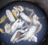 鱿鱼炒蒜苔的做法