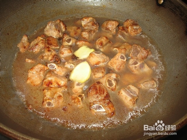 如何做土豆焖排骨