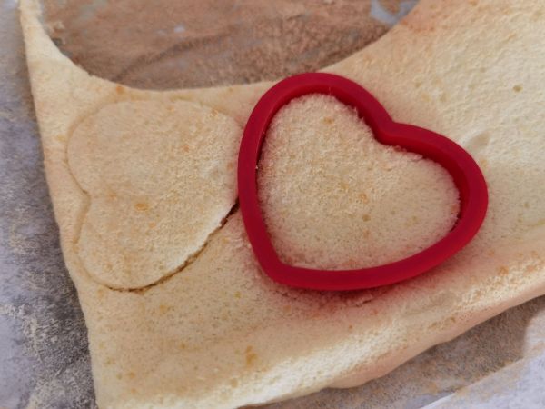 爱心白巧克力夹心慕斯蛋糕