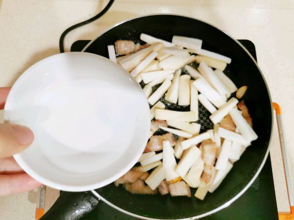 五花肉炒杏鲍菇