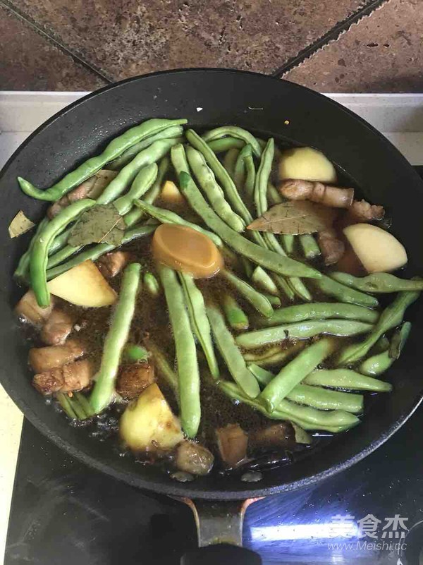 五花肉炖豆角土豆