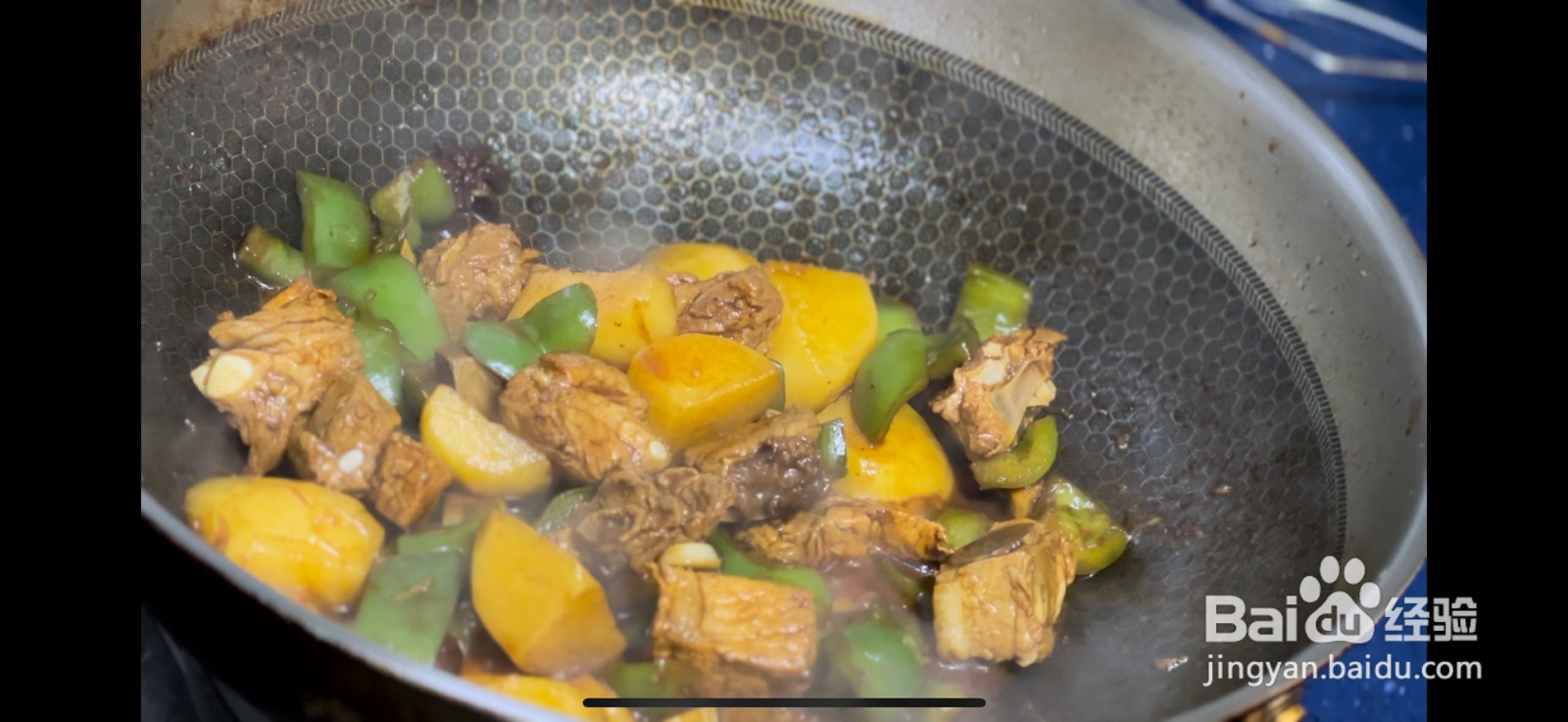 下饭菜土豆青椒焖排骨的做法