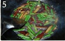 豆角茄子鸡肉脆肠焖面