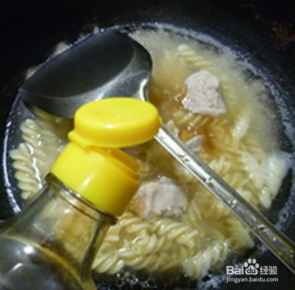 制作美味的排骨螺丝面
