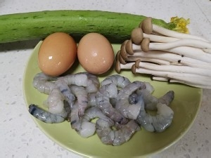 营养丝瓜炒蛋虾仁菌菇四拼汤