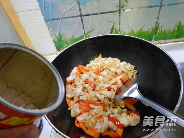 红椒炒豆皮的做法