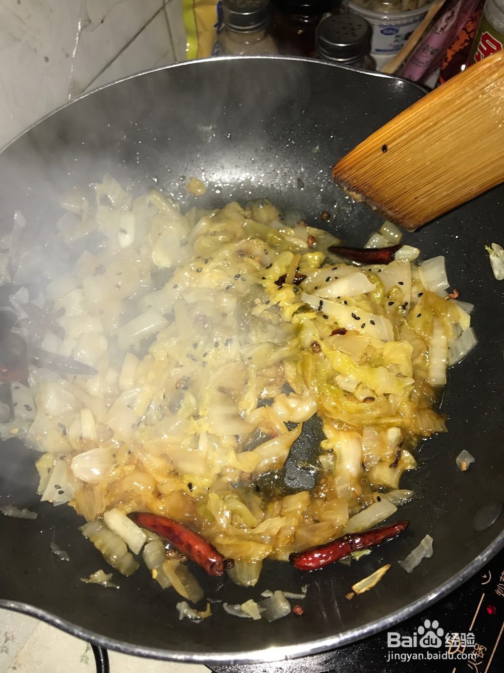 如何制作酸菜排骨炒土豆粉