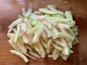 辣炒西瓜皮的做法