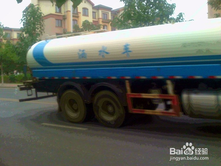 注意道路边上行驶的车辆