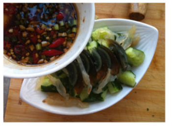 黄瓜皮蛋拌海蜇