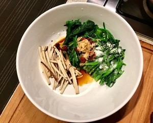 熏干拌菠菜的做法