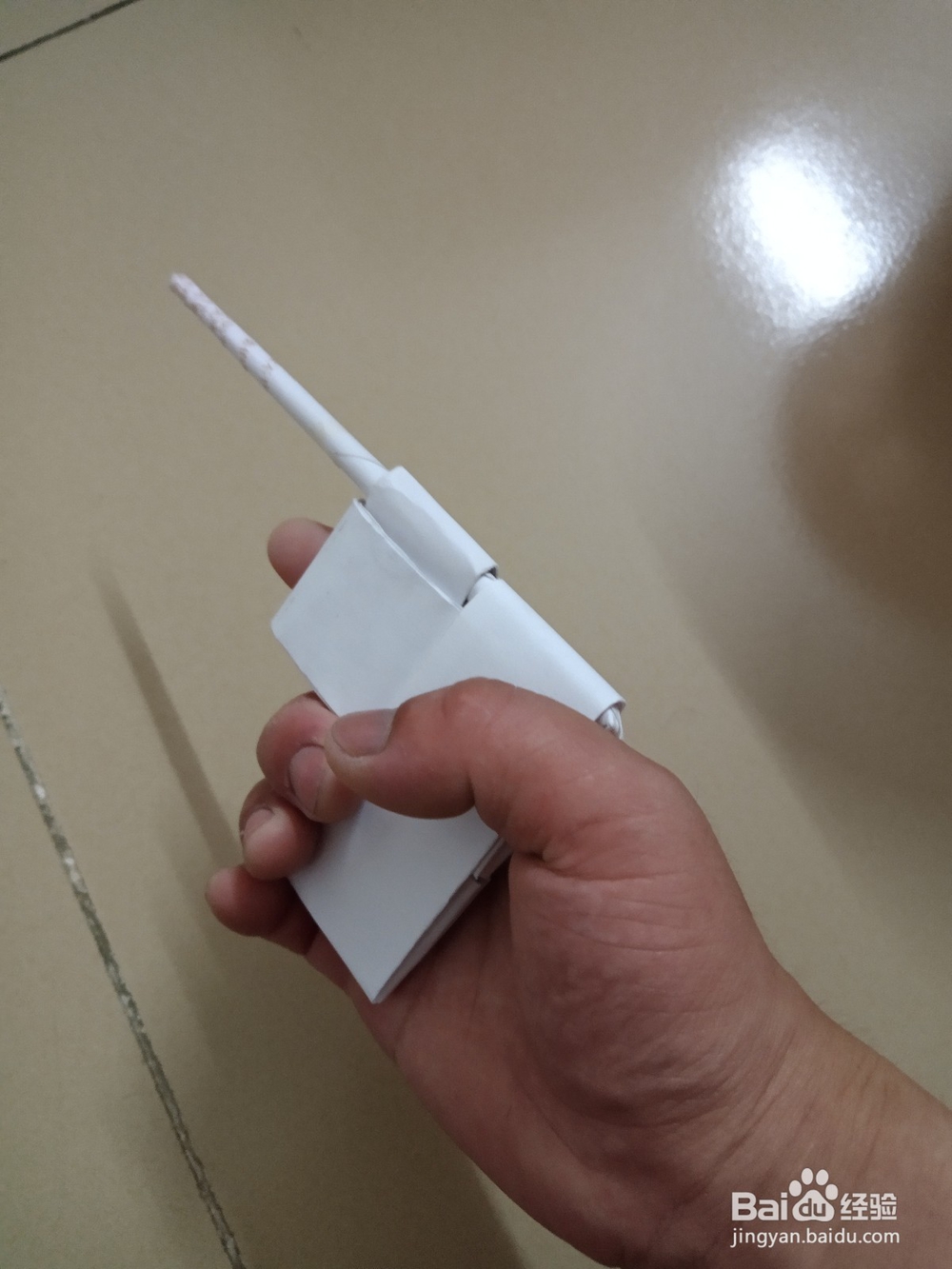 小时的玩具纸手枪