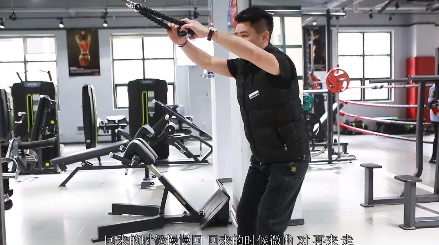 肩膀训练方法：龙门架怎么练肩膀