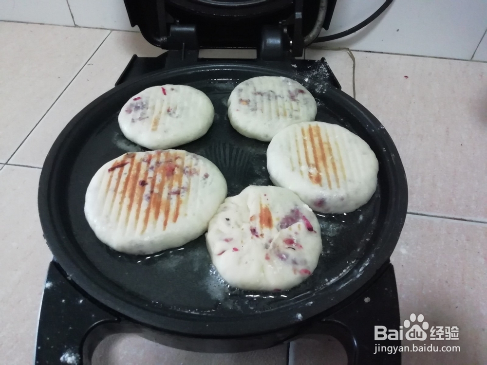 紫萝卜耗鼓鸡蛋馅饼的做法