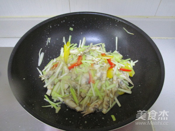 韭黄炒蛏子的做法