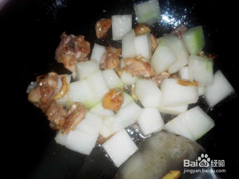 冬瓜煨鸡腿肉的做法。