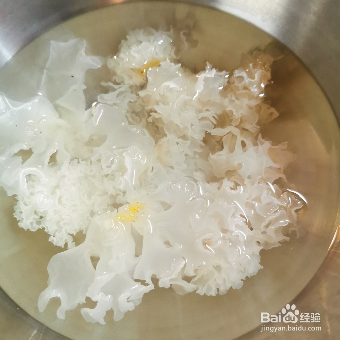 给老公做桃胶皂角米银耳羹