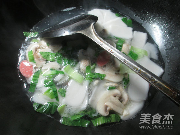蘑菇青菜火腿肠年糕汤