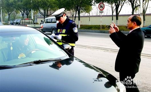 驾车遇到交警时,拒绝出示驾驶证,有啥后果?