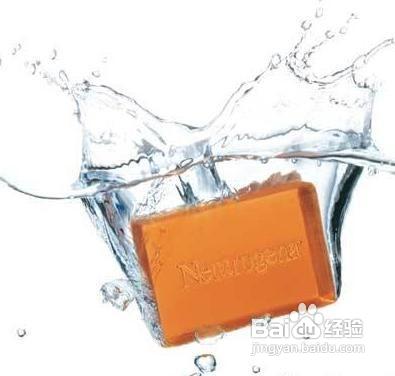 早晨醒来皮肤油腻睡前补水够了吗?