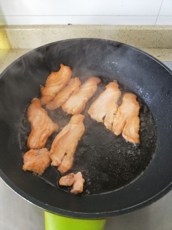 柠香黑椒三文鱼