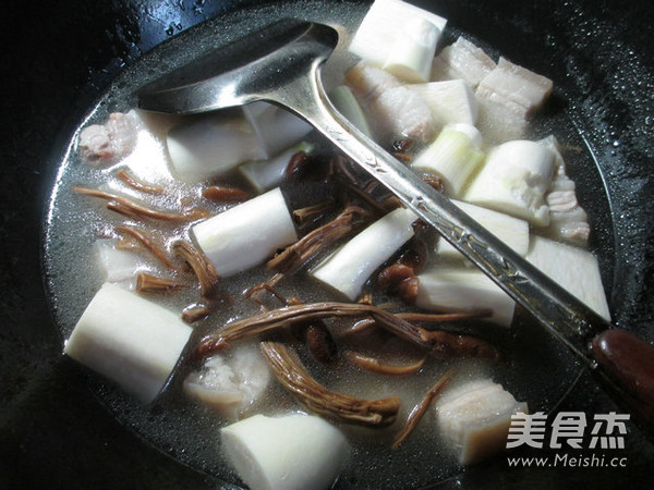 茶树菇茭白烧五花肉