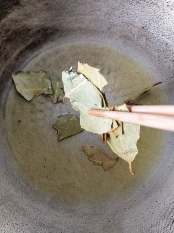 蒜泥豆豉凉拌香椿