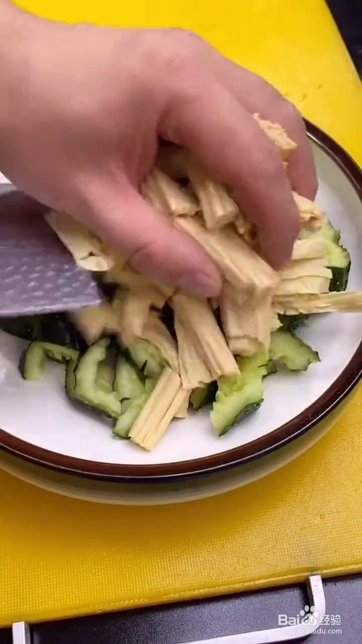 如何制作好吃的黄瓜腐竹小凉菜