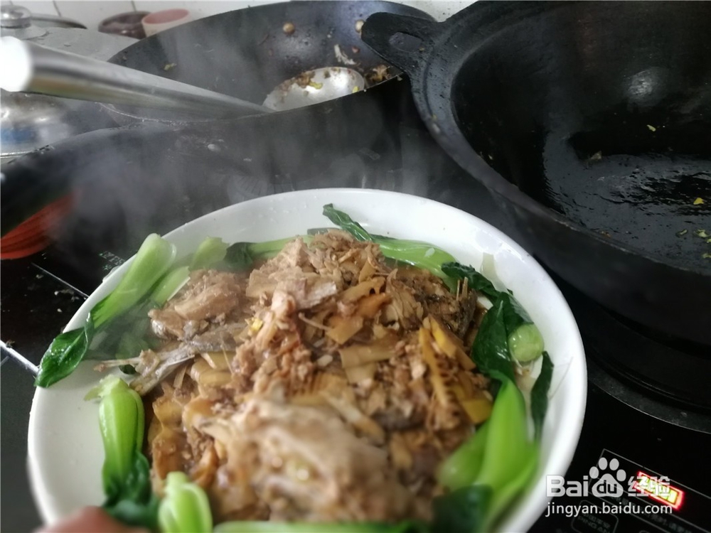 胖头鱼身炖笋片