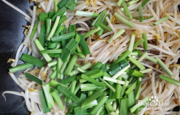 韭菜炒绿豆芽的做法