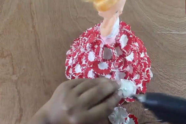 怎么用卫生纸制作芭比娃娃的晚礼服