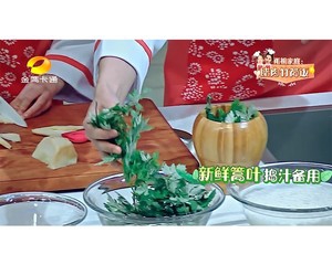 不费事做腊肉竹筒饭