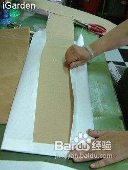 找块硬纸板当底,裁切成长条,黏贴上白色包装纸,折成凹槽状.