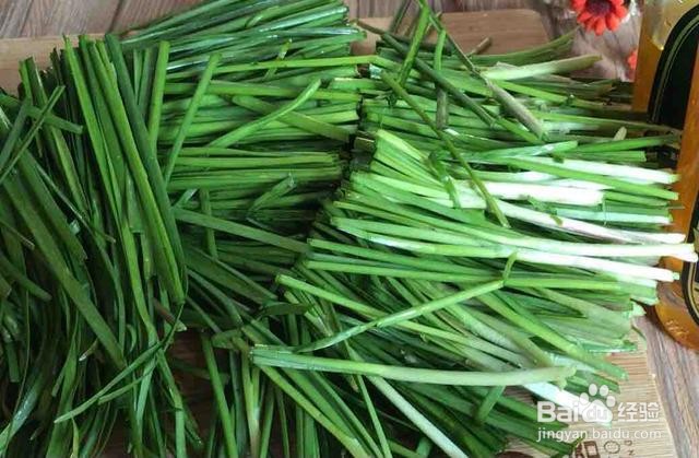 家庭自制红椒炒韭菜