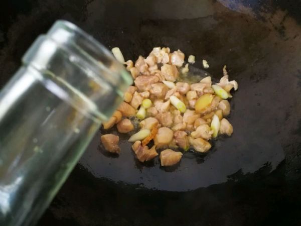 腊肠鸡腿煲仔饭