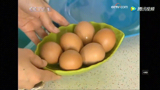 如何巧剥皮蛋壳？