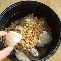 冬季多喝黄豆猪蹄汤