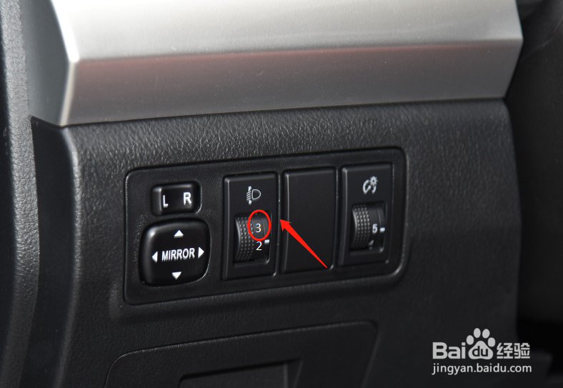 福迪雄师F22汽车灯光高度调节方法