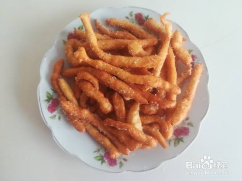 油炸面棒棒是一道小吃,其口感酥脆,味道甜香,很受家人的喜爱,下面就给